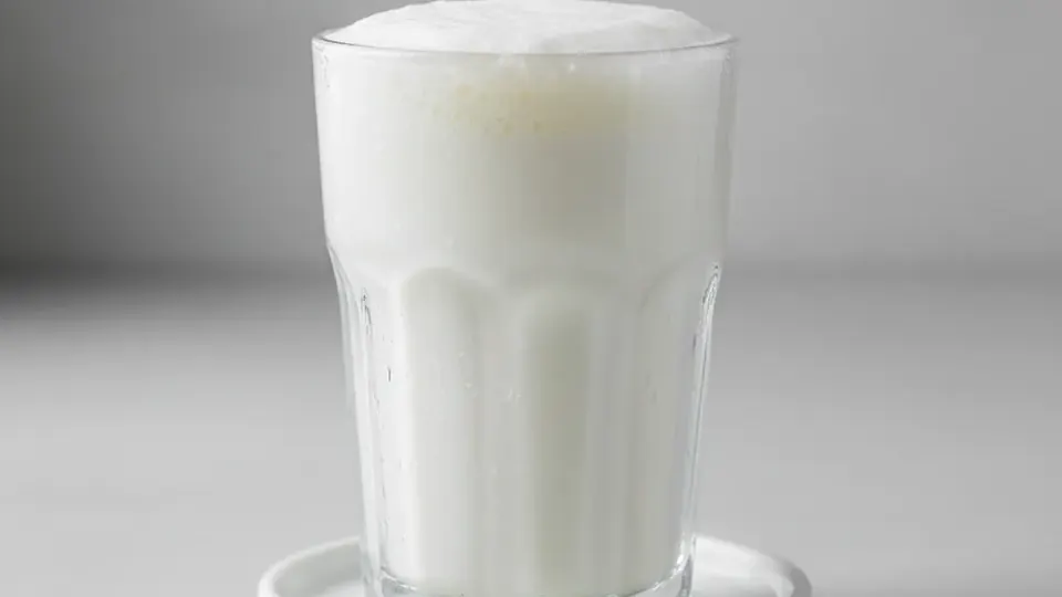 Bardakta köpüklü ayran
