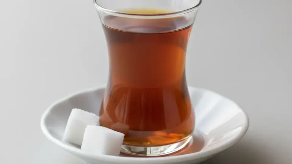 İnce belli bardakta demlenmiş çay